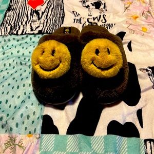 Slippers, brand new add a box just don’t fit me